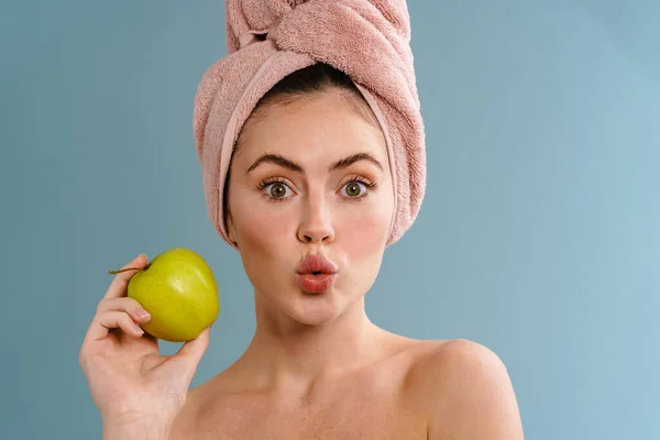 Chica Sorprendida Semidesnuda Toalla Posando Con Manzana Aislada Sobre Fondo —  Fotos de Stock