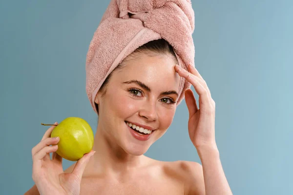 Chica Feliz Semidesnuda Toalla Sonriendo Posando Con Manzana Aislada Sobre —  Fotos de Stock