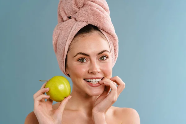 Chica Feliz Semidesnuda Toalla Sonriendo Posando Con Manzana Aislada Sobre —  Fotos de Stock