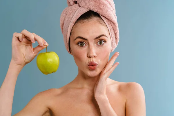 Chica Sorprendida Semidesnuda Toalla Posando Con Manzana Aislada Sobre Fondo —  Fotos de Stock