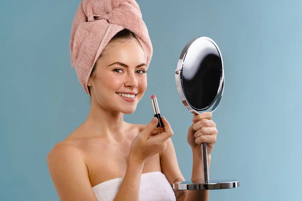 Photo Young Smiling Woman Towel Doing Her Makeup While Holding — Stock Photo, Image