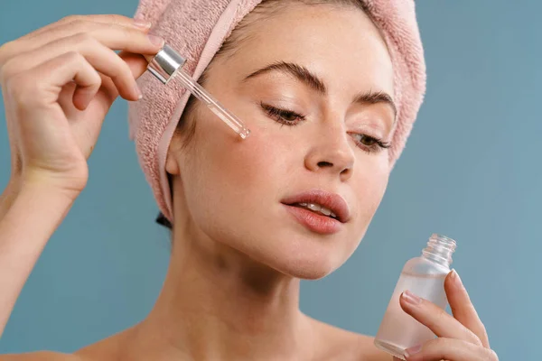 Image Young Beautiful Woman Towel Taking Care Her Skin Serum — Stock Photo, Image