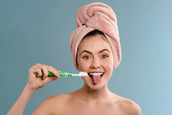 Image Young Happy Positive Woman Towel Brushing Her Teeth Isolated — Stock Photo, Image