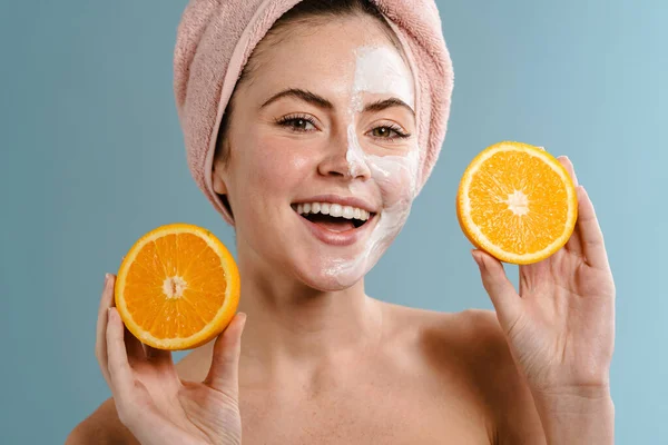 Chica Feliz Sin Camisa Con Máscara Nutritiva Sosteniendo Naranja Aislado —  Fotos de Stock