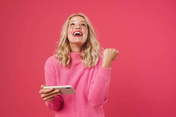 Портрет Задоволеної Молодої Жінки Тримає Мобільний Телефон Святкує Над Рожевим — стокове фото