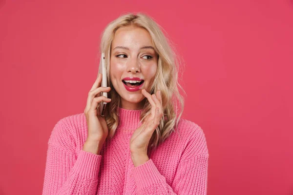 Gelukkig Jong Vrouw Praten Telefoon Geïsoleerd Roze Achtergrond — Stockfoto