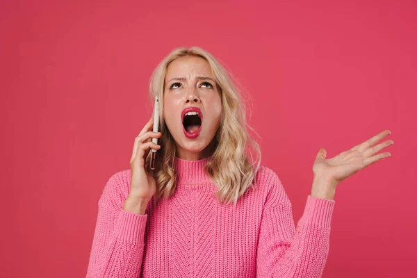 Mérges Fiatal Gazdaság Mobiltelefon Elszigetelt Rózsaszín Háttér — Stock Fotó