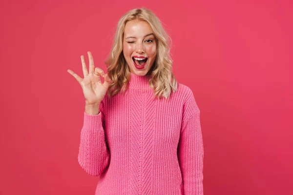 Happy Young Woman Wearing Sweater Standing Isolated Pink Background Showing — Stock Photo, Image