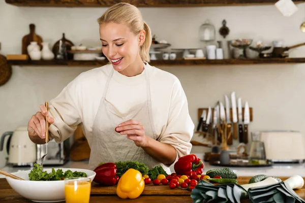 Belle Femme Heureuse Souriante Préparant Salade Tout Faisant Déjeuner Dans — Photo