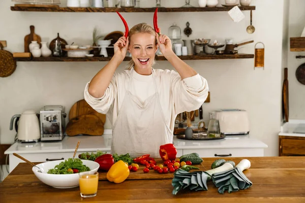 Güzel Mutlu Bir Kadın Sıcak Mutfakta Yemek Pişirirken Sebzelerle Dalga — Stok fotoğraf