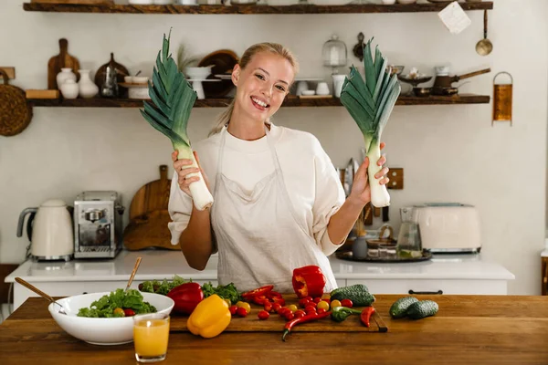 Mulher Alegre Bonita Que Faz Divertimento Com Alho Porro Cozinhar — Fotografia de Stock