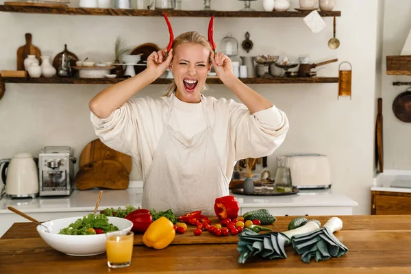 Güzel Heyecanlı Kadın Sıcak Mutfakta Öğle Yemeği Pişirirken Sebzelerle Dalga — Stok fotoğraf
