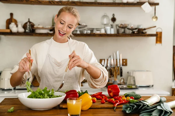 Beautiful Happy Woman Smiling Preparing Salad While Making Lunch Cozy — Stock Photo, Image