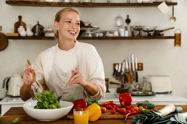 Güzel Mutlu Bir Kadın Mutfakta Yemek Yaparken Gülümsüyor Salata Hazırlıyor — Stok fotoğraf
