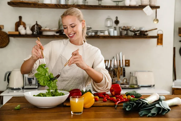 Mulher Feliz Bonita Sorrindo Preparando Salada Enquanto Faz Almoço Cozinha — Fotografia de Stock