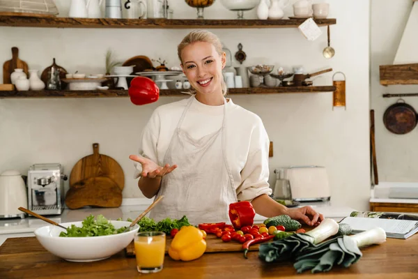 Hermosa Mujer Feliz Sonriendo Volteando Pimiento Mientras Hace Almuerzo Cocina —  Fotos de Stock