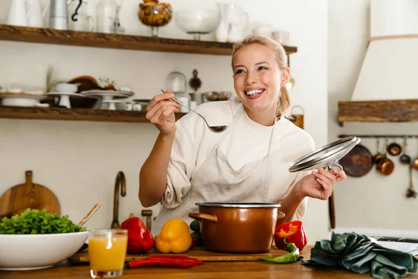Linda Mulher Satisfeita Cozinhar Sopa Sorrindo Fazer Almoço Cozinha Acolhedora — Fotografia de Stock