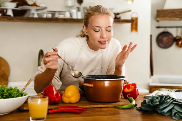 Linda Mulher Satisfeita Cozinhar Sopa Sorrindo Fazer Almoço Cozinha Acolhedora — Fotografia de Stock