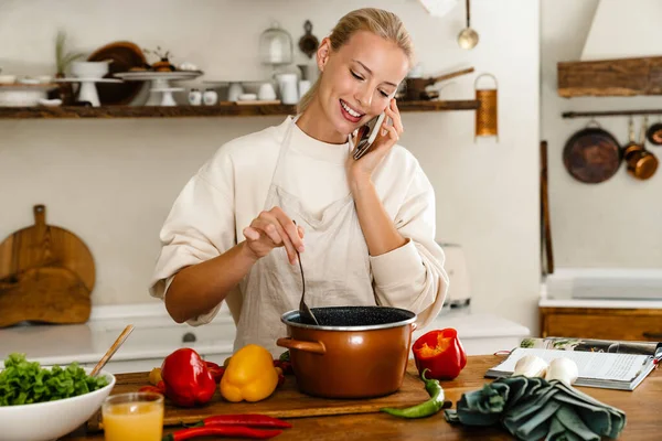 Beautiful Happy Woman Smiling Talking Cell Phone While Making Lunch — стоковое фото