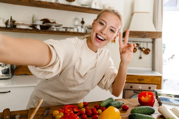 Femme Excitée Prenant Selfie Geste Signe Paix Tout Faisant Déjeuner — Photo
