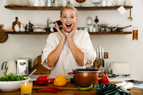 Mulher Caucasiana Animado Expressando Surpresa Fazer Almoço Cozinha Aconchegante — Fotografia de Stock