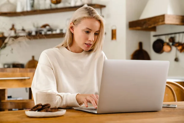 Hermosa Mujer Pensando Beber Mientras Trabaja Con Ordenador Portátil Acogedora — Foto de Stock