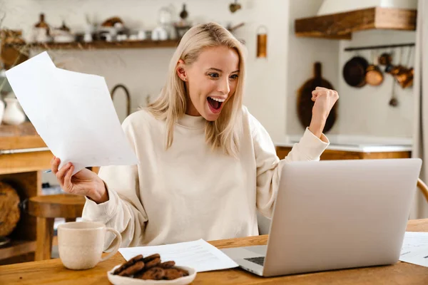 Mulher Animada Bonita Fazendo Gesto Vencedor Enquanto Trabalhava Com Laptop — Fotografia de Stock