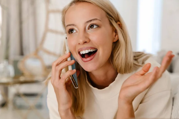 Hermosa Mujer Feliz Sonriendo Hablando Teléfono Celular Mientras Está Acostado — Foto de Stock