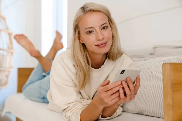 Mooie Vrolijke Vrouw Glimlachend Met Behulp Van Mobiele Telefoon Terwijl — Stockfoto