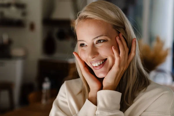 Caucasico Allegra Donna Sorridente Guardando Parte Mentre Posa Casa — Foto Stock