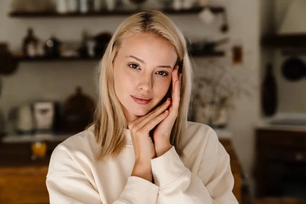 Caucasian Beautiful Woman Posing Looking Camera Home — Stock Photo, Image