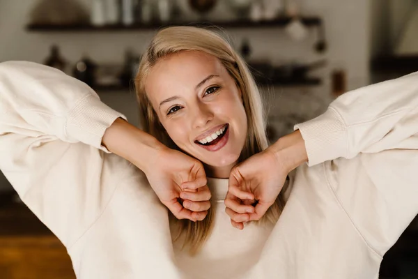 Běloška Veselá Žena Usmívá Dívá Fotoaparát Zatímco Pózuje Doma — Stock fotografie