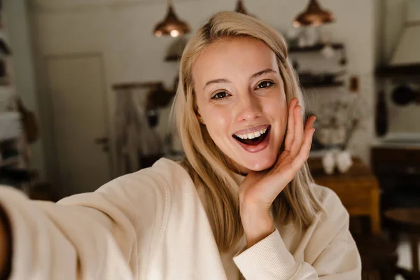Běloška Veselá Žena Úsměvem Focení Selfie Při Pózování Doma — Stock fotografie