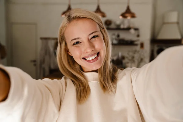 Biała Wesoła Kobieta Uśmiecha Się Robi Zdjęcie Selfie Podczas Pozowania — Zdjęcie stockowe