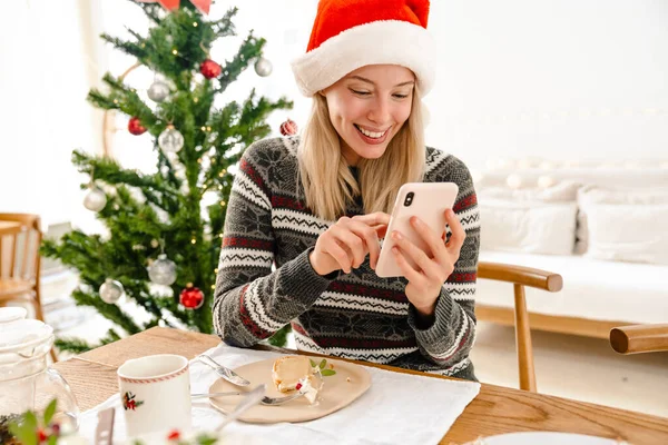 Foto Una Joven Mujer Positiva Navidad Sombrero Santa Interior Casa —  Fotos de Stock