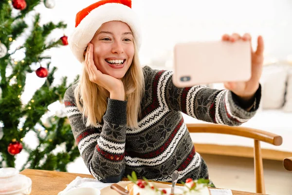 Imagen Una Joven Mujer Feliz Navidad Sombrero Santa Interior Casa —  Fotos de Stock