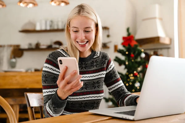 Imagen Una Joven Mujer Positiva Interior Casa Con Ordenador Portátil — Foto de Stock