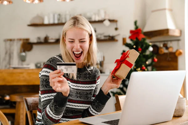 Excited Nice Girl Holding Gift Box Credit Card While Working — Stock Photo, Image