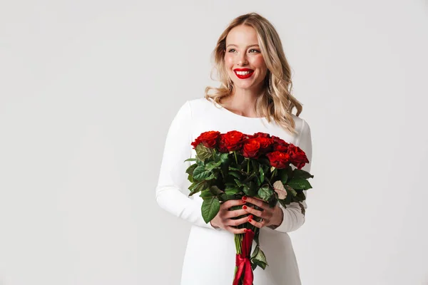 Zdjęcie Młodej Szczęśliwej Kobiety Marzącej Białej Sukience Trzymającej Czerwone Róże — Zdjęcie stockowe