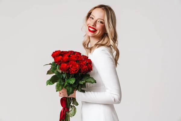 Фото Молодої Щасливої Жінки Білій Сукні Тримає Червоні Троянди Ізольовані — стокове фото
