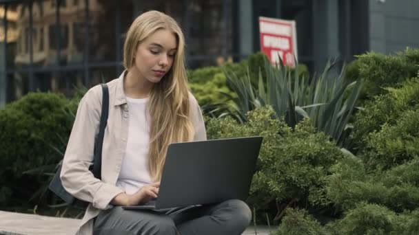 Vacker Ung Blond Kvinna Använder Sin Laptop Sitter Ute Gatan — Stockvideo