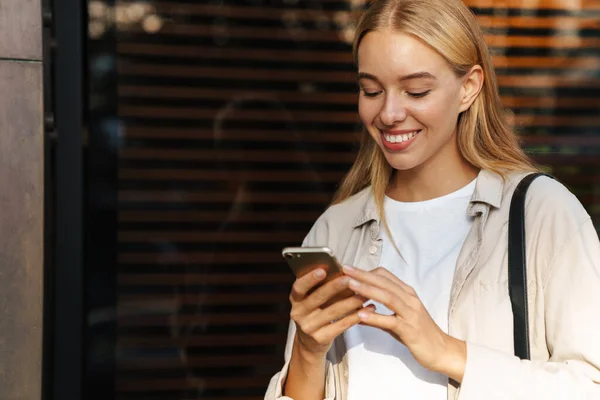 Lycklig Kvinna Som Använder Smartphone Gatan — Stockfoto