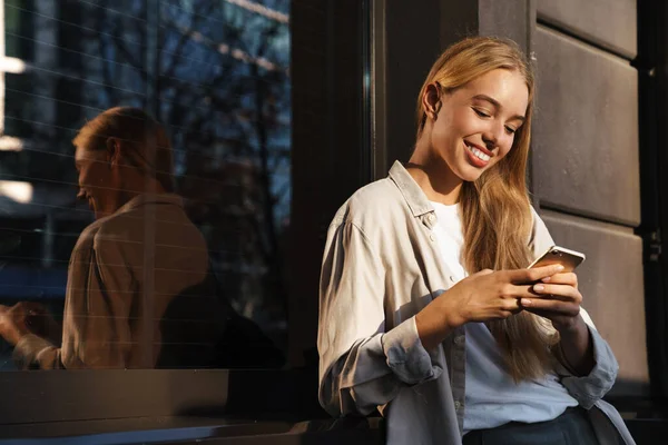 Lycklig Kvinna Som Använder Smartphone Gatan — Stockfoto