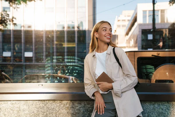 Elinde Çanta Günlükle Sokakta Yürüyen Mutlu Çekici Bir Kadın — Stok fotoğraf