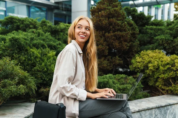 Glücklich Attraktive Junge Frau Sitzt Draußen Mit Laptop Computer — Stockfoto