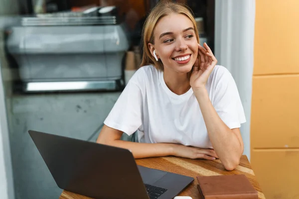 Joven Mujer Feliz Atractiva Usando Auriculares Mientras Está Sentado Una —  Fotos de Stock