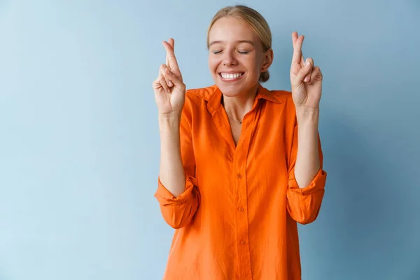 Felice Bella Ragazza Ammiccando Tenendo Dita Incrociate Buona Fortuna Isolato — Foto Stock