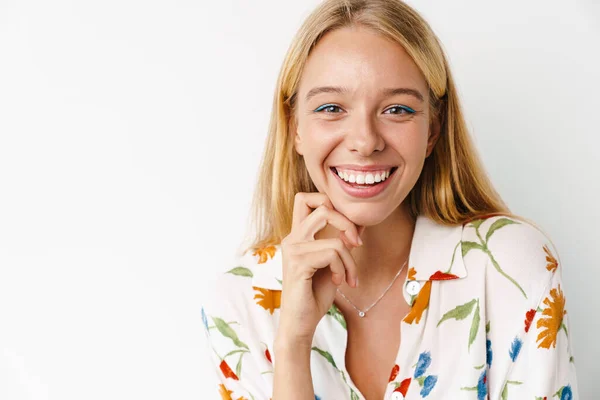 Mutlu Güzel Kız Gülümsüyor Beyaz Arka Planda Izole Edilmiş Kameraya — Stok fotoğraf