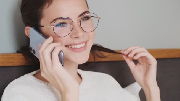 Giovane Ragazza Piuttosto Positiva Trova Letto Parlare Con Telefono Cellulare — Video Stock