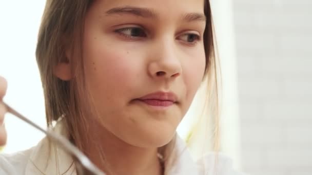 Otimista Concentrado Menina Criança Tomando Café Manhã Dentro Casa Enquanto — Vídeo de Stock